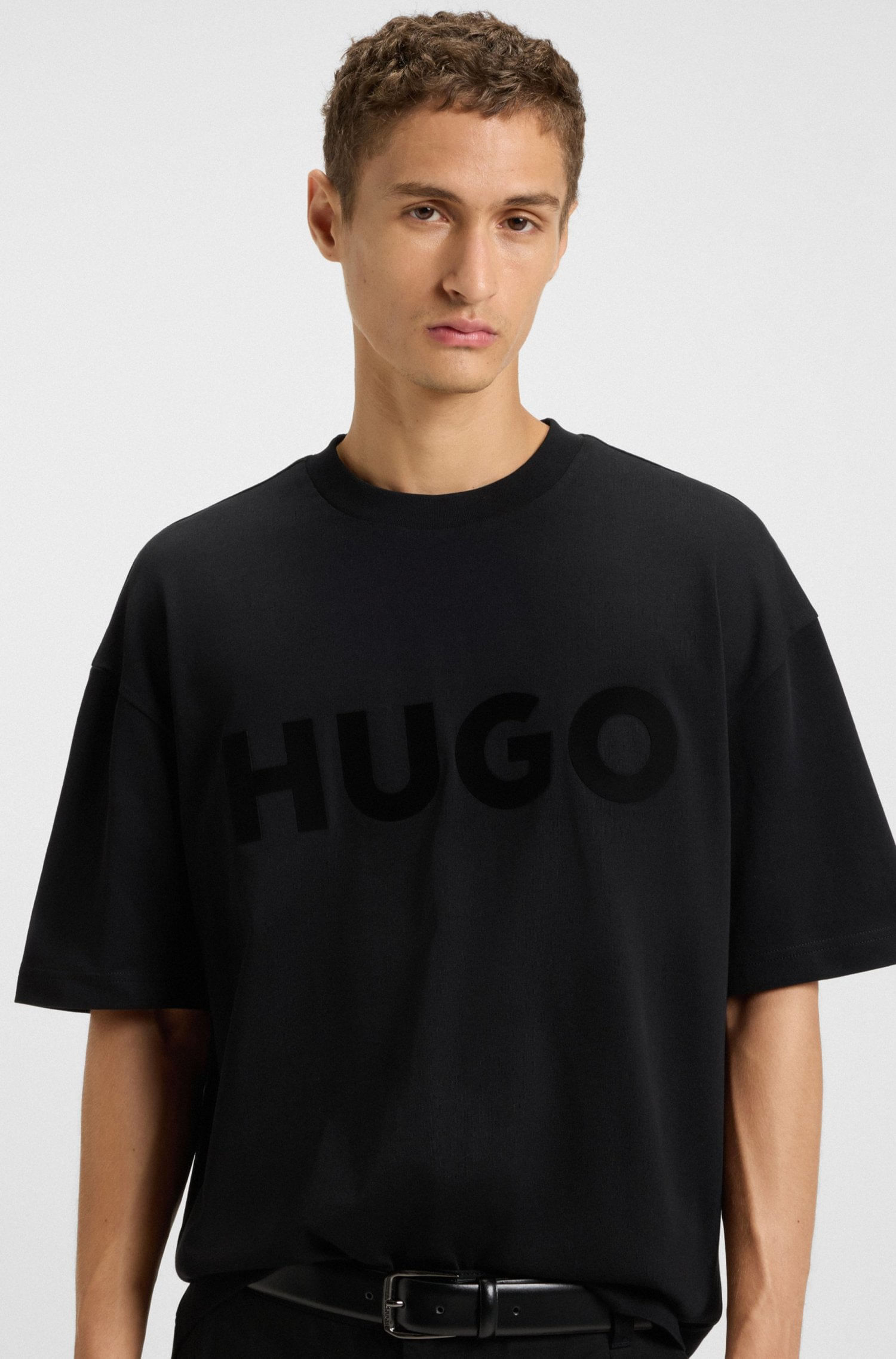 POLERA DE PUNTO DE ALGODÓN CON LOGO REFLECTANTE PLAYERA OVERSIZE FIT HOMBRE