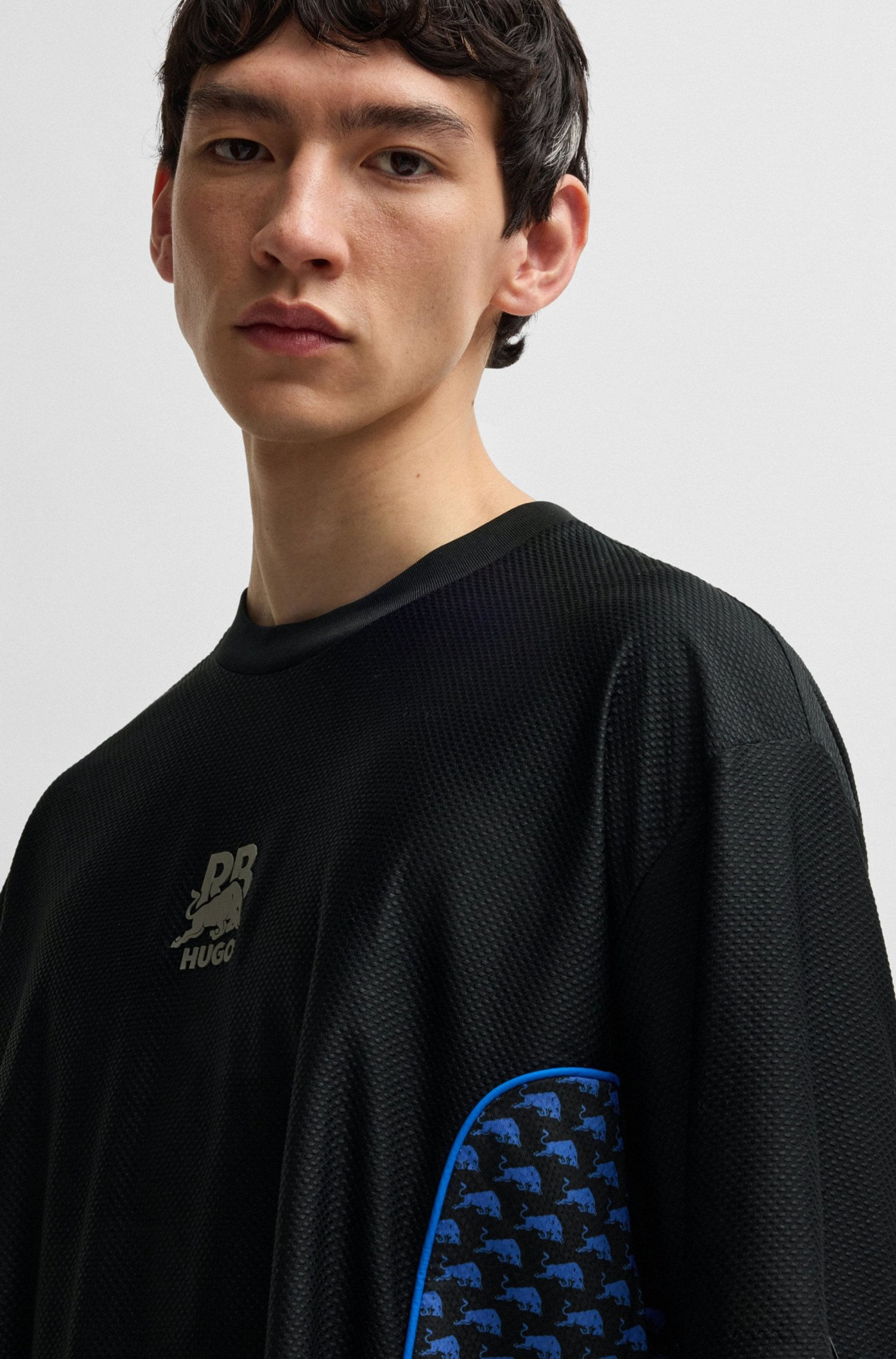 POLERA DE PUNTO ESTRUCTURADO HUGO X RB CON DETALLES DE RIBETES PLAYERA OVERSIZE FIT HOMBRE