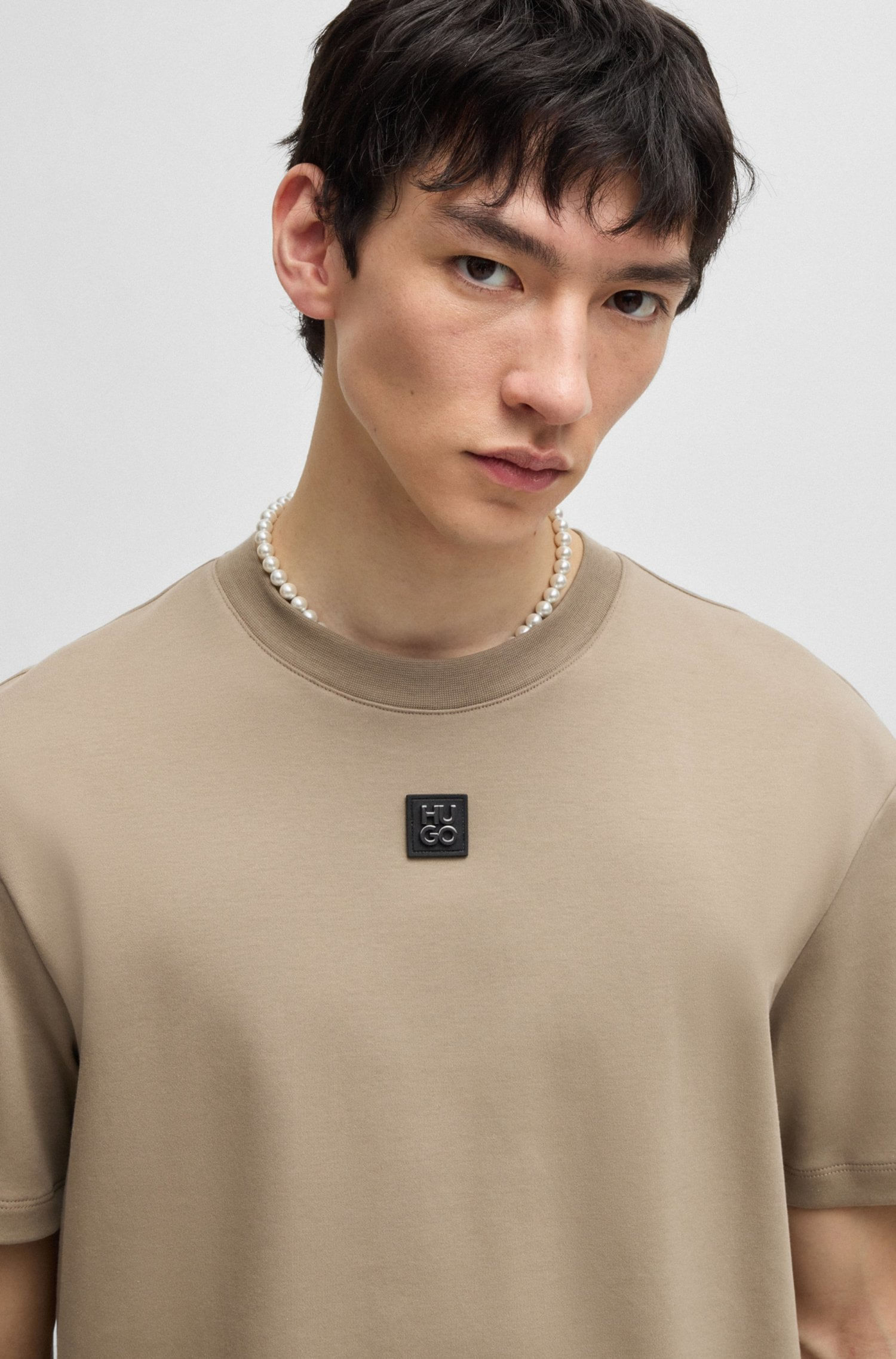 POLERA EN ALGODÓN INTERLOCK CON INSIGNIA METÁLICA CON LOGO APILADO PLAYERA REGULAR FIT HOMBRE