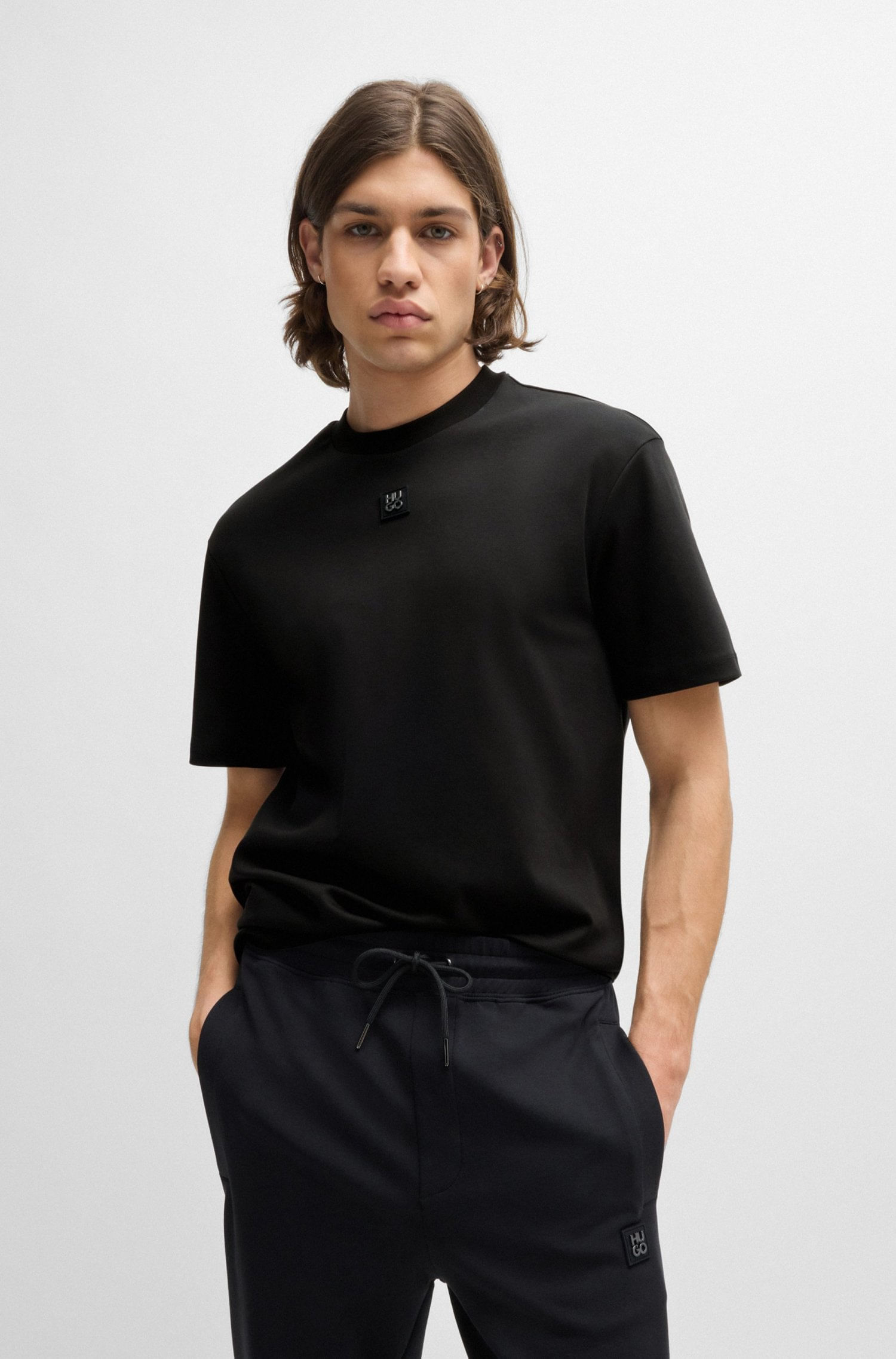 POLERA EN ALGODÓN INTERLOCK CON INSIGNIA METÁLICA CON LOGO APILADO PLAYERA REGULAR FIT HOMBRE