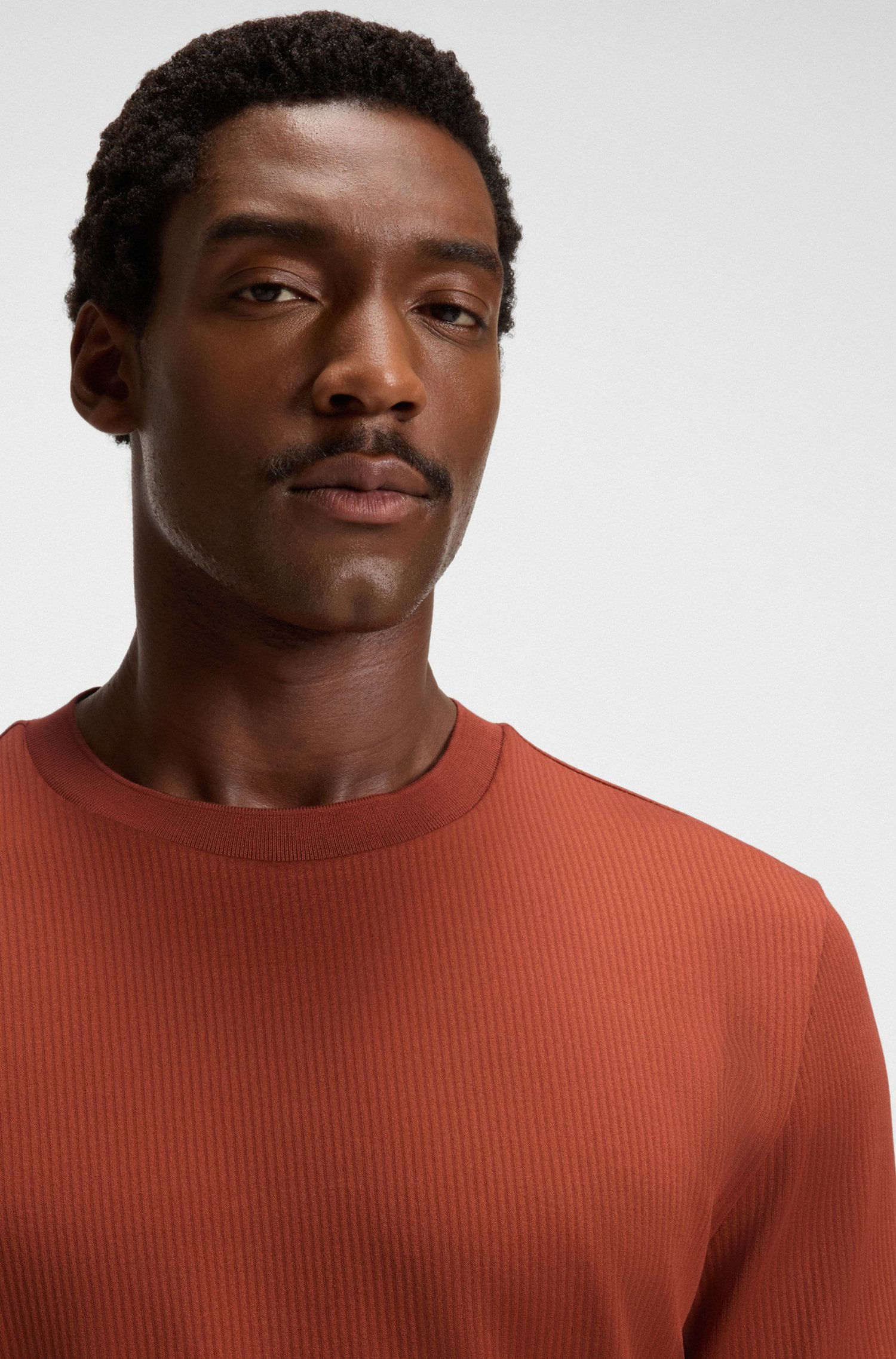 POLERA REGULAR FIT EN SIRSACA DE ALGODÓN PLAYERA REGULAR FIT HOMBRE