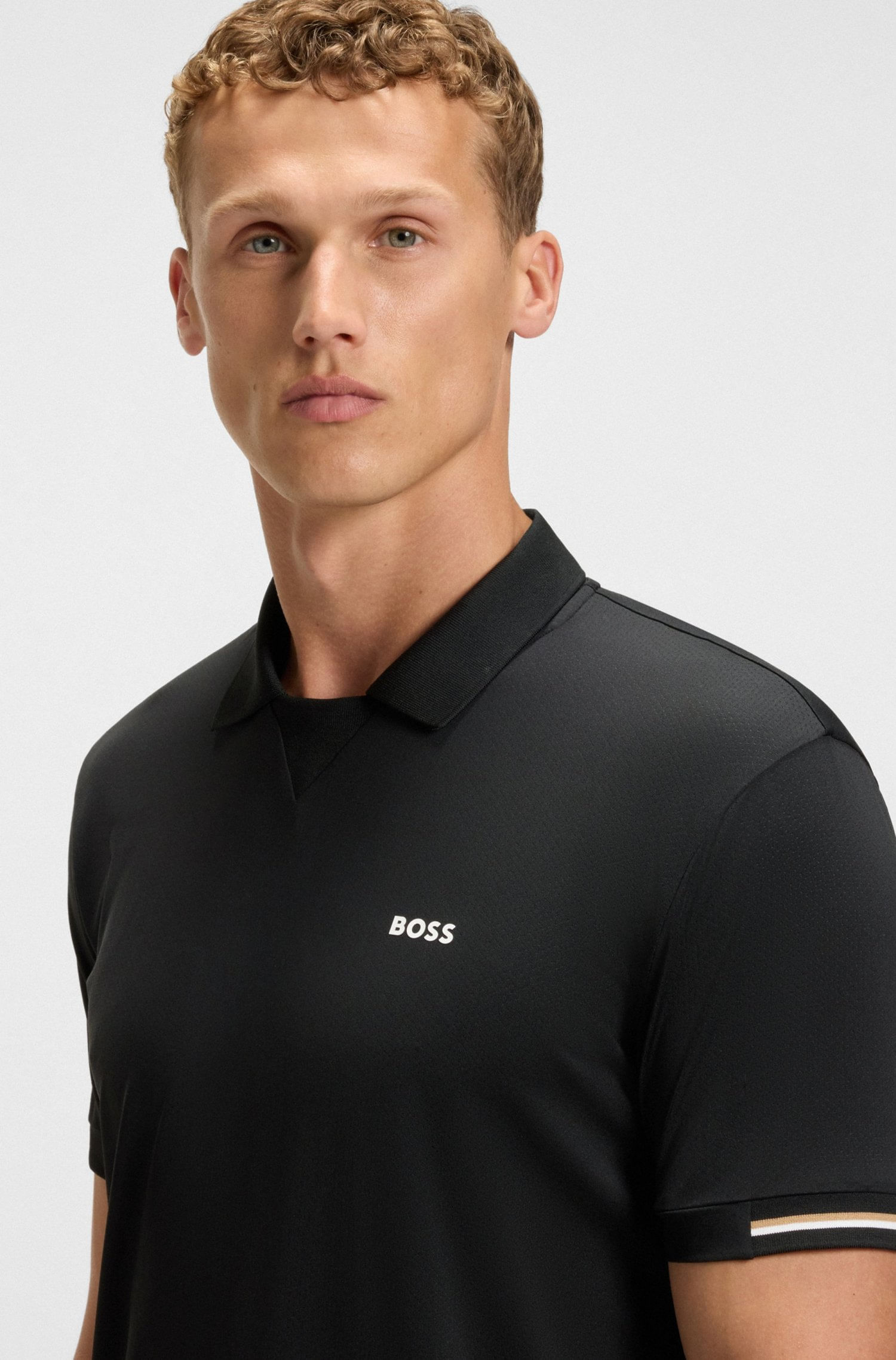 POLO DE MALLA ELÁSTICA CON TAPETA MODERNA POLO REGULAR FIT HOMBRE