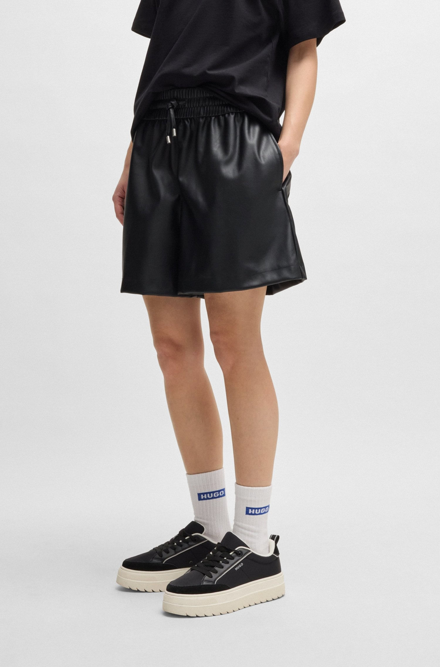 SHORTS DE PIEL SINTÉTICA CON CINTURA ELÁSTICA SHORTS REGULAR FIT MUJER