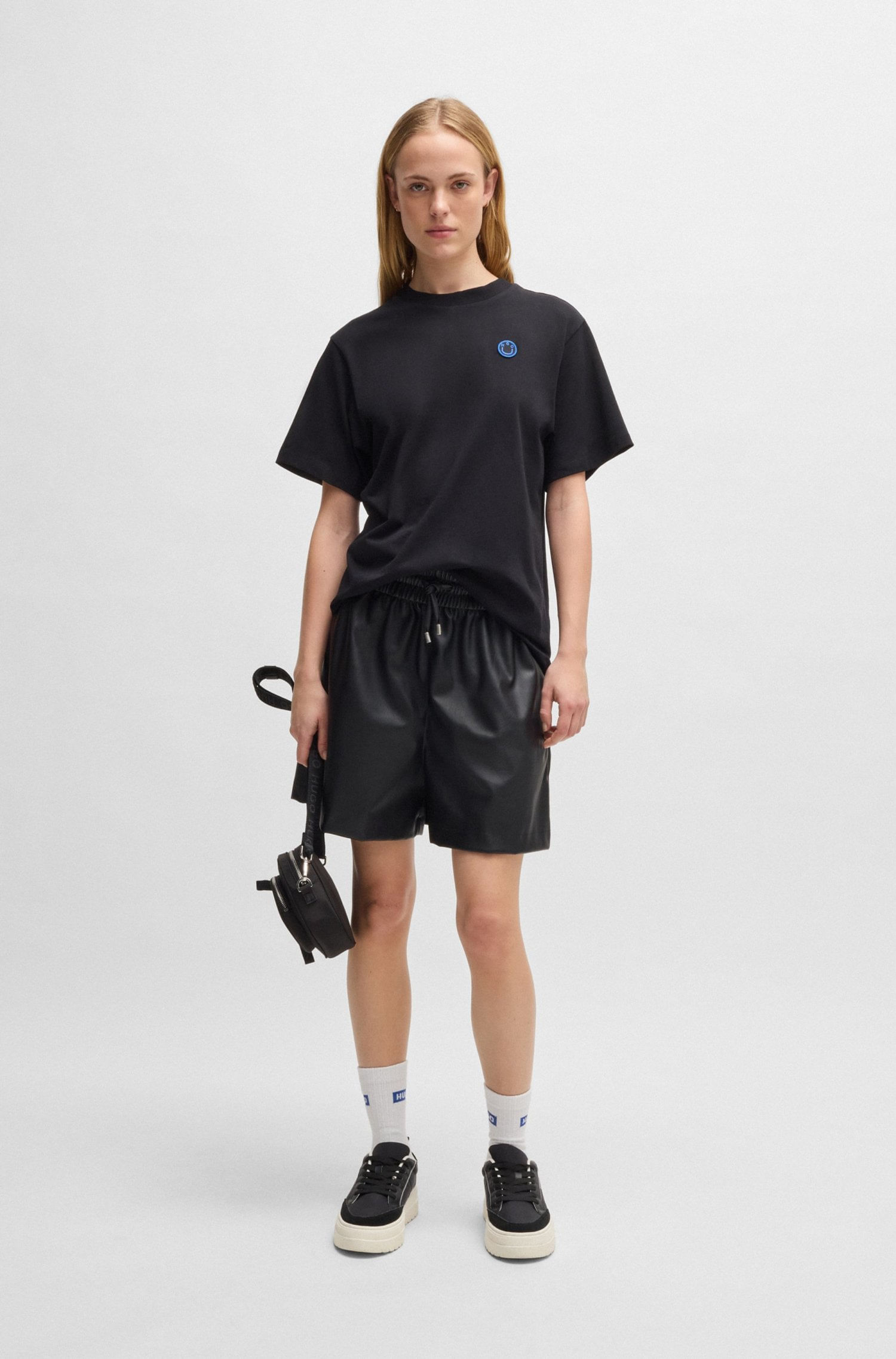 SHORTS DE PIEL SINTÉTICA CON CINTURA ELÁSTICA SHORTS REGULAR FIT MUJER