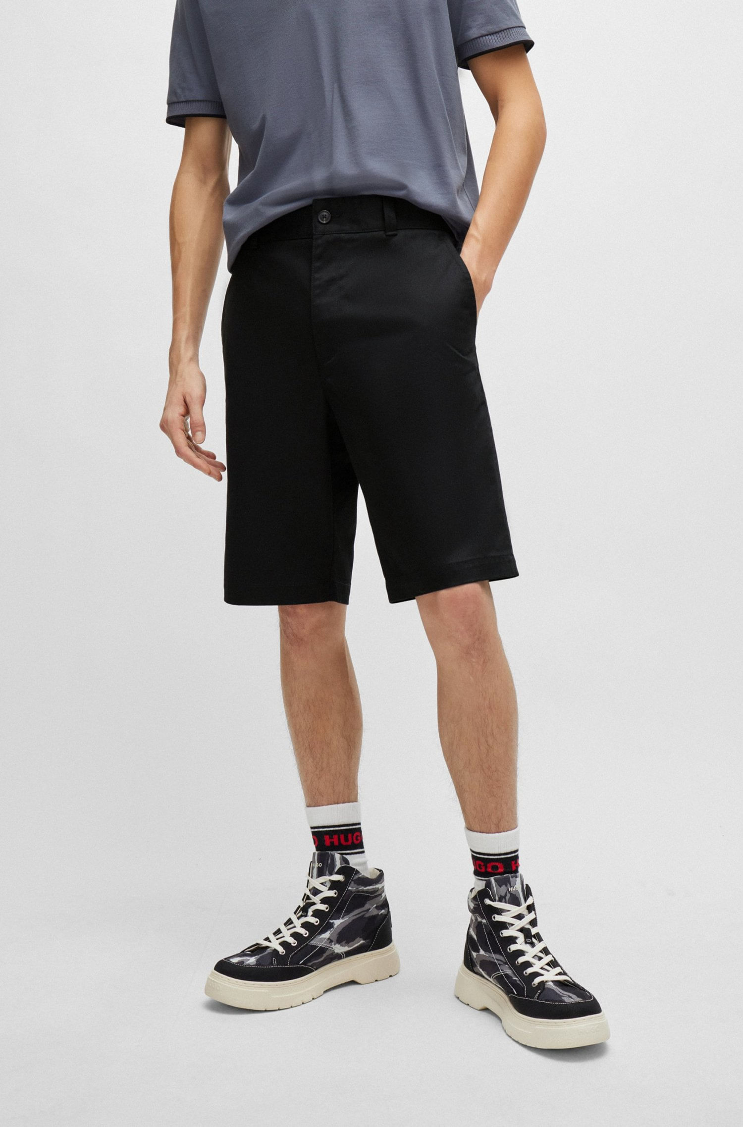 SHORTS REGULAR FIT CON PERNERA ESTRECHA Y BOLSILLOS ABOTONADOS SHORTS REGULAR FIT HOMBRE