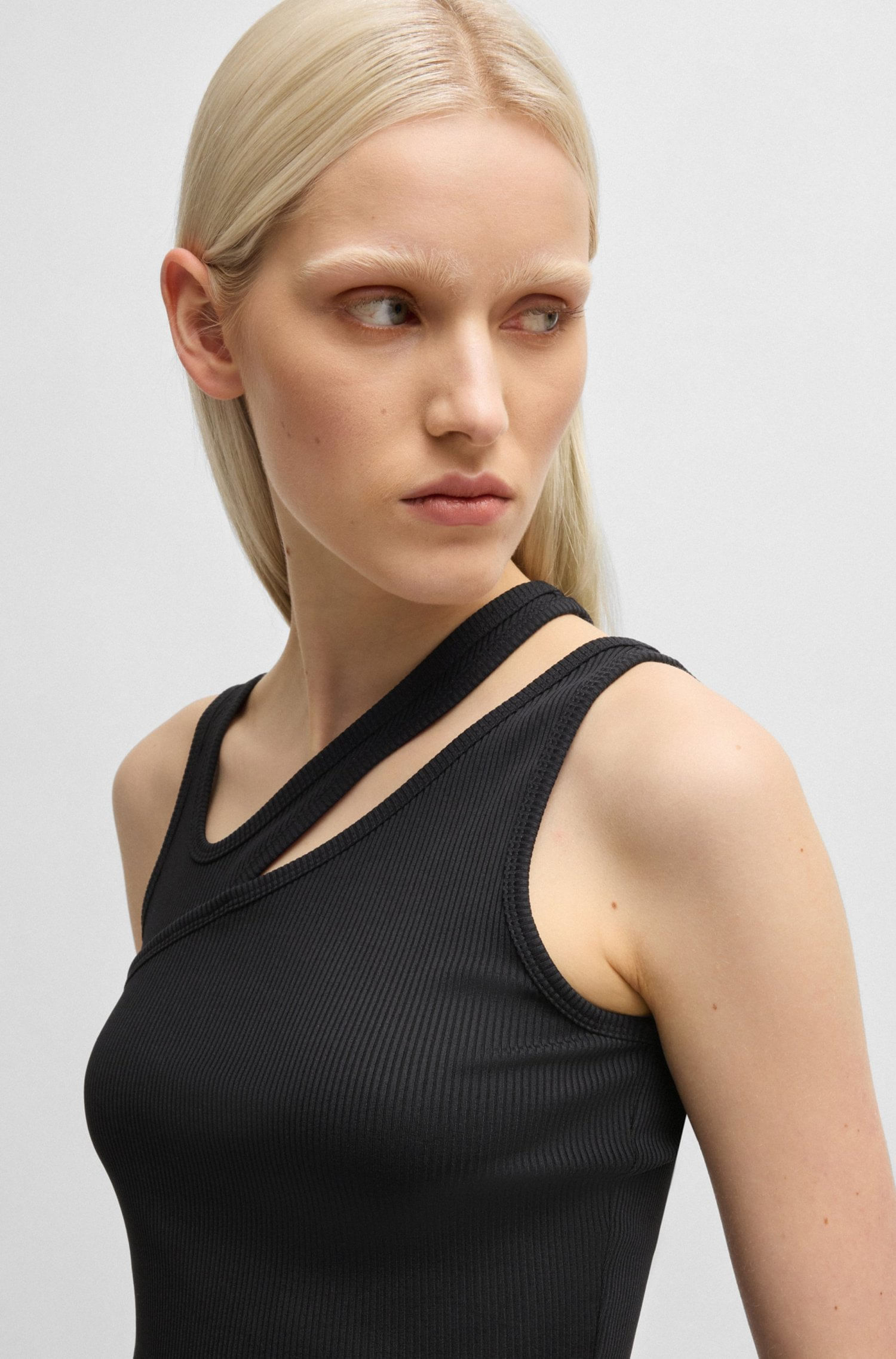 TOP DE CANALÉ SIN MANGAS CON DETALLE RECORTADO TOP MUJER