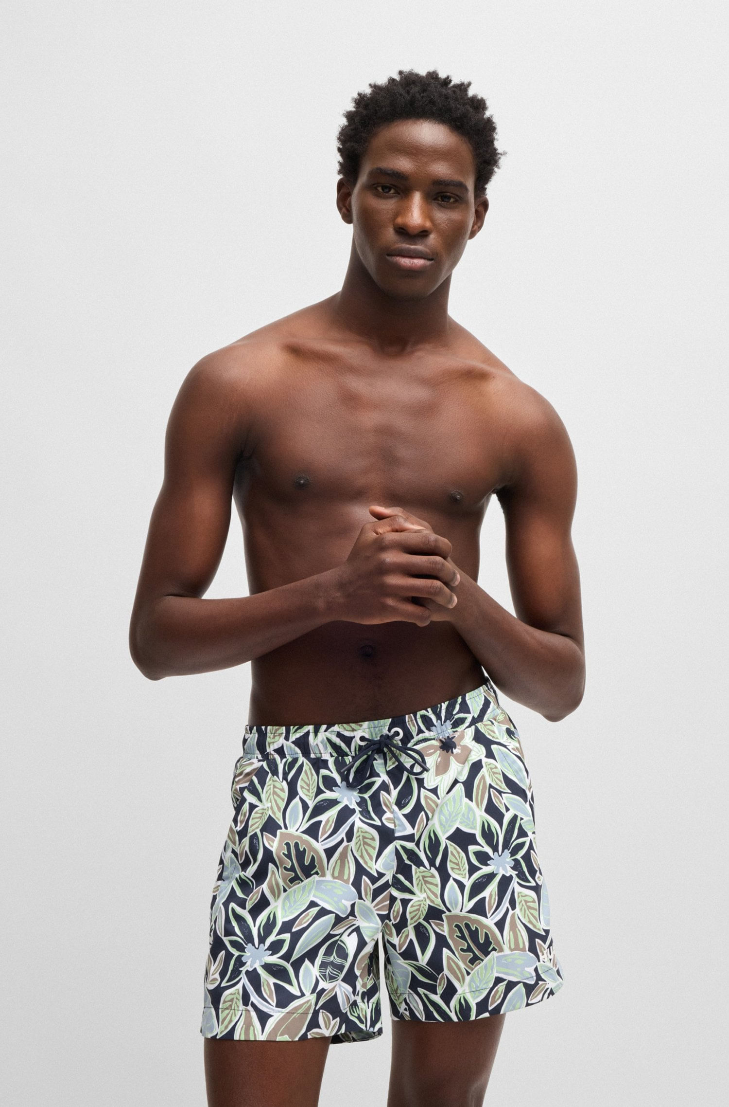 TRAJE DE BAÑO TIPO SHORTS ESTAMPADO CON DETALLE DE LOGO TRAJE DE BAÑO HOMBRE