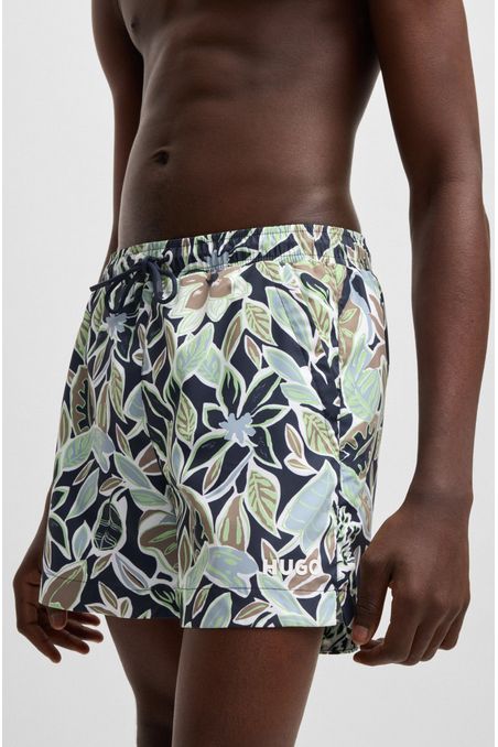 TRAJE DE BAÑO TIPO SHORTS ESTAMPADO CON DETALLE DE LOGO TRAJE DE BAÑO HOMBRE