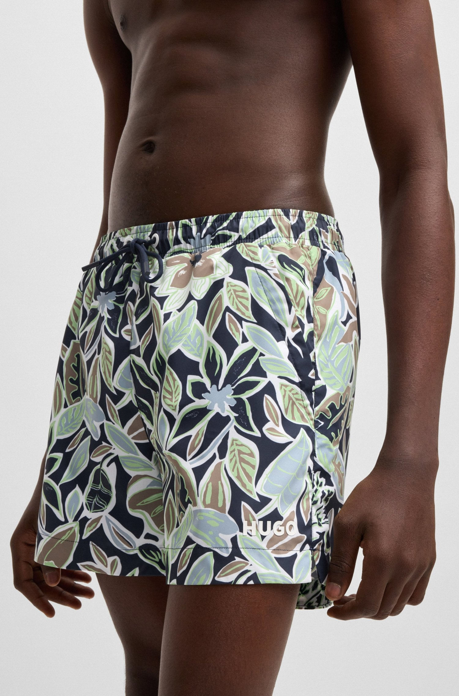 TRAJE DE BAÑO TIPO SHORTS ESTAMPADO CON DETALLE DE LOGO TRAJE DE BAÑO HOMBRE
