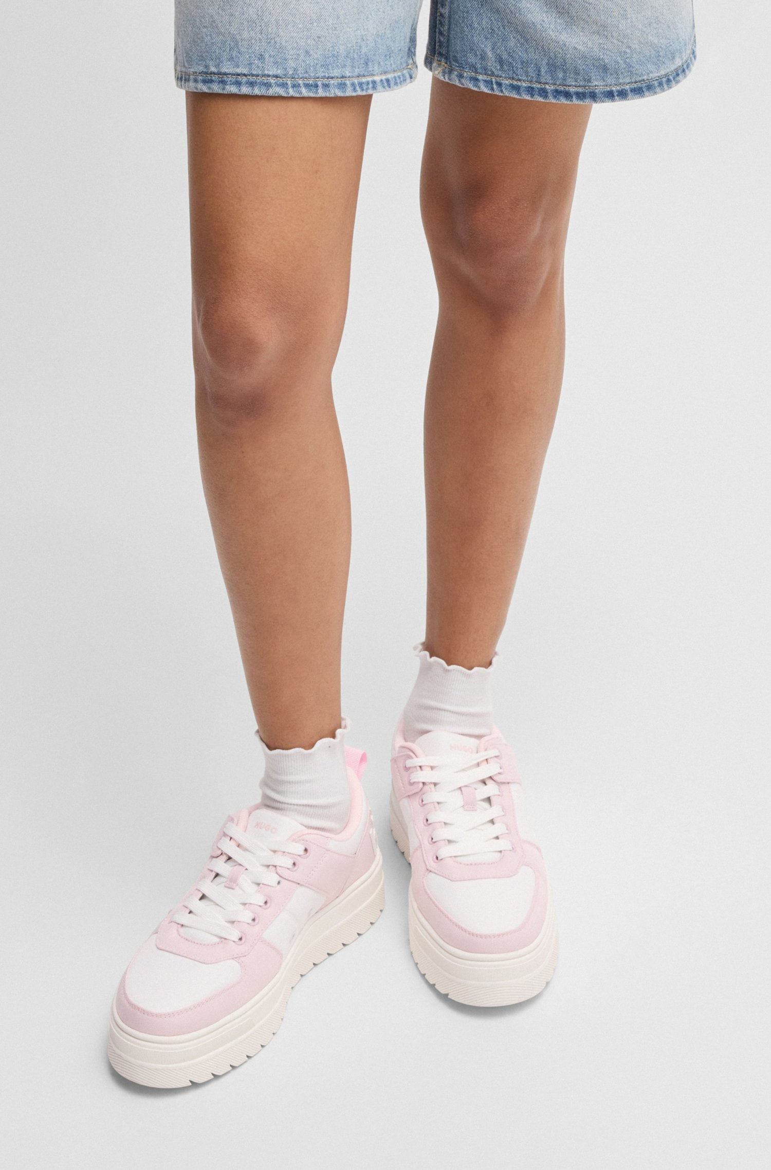 ZAPATILLAS CON PLATAFORMA, BLOQUES DE COLOR Y DETALLE DE LA MARCA TENIS MUJER