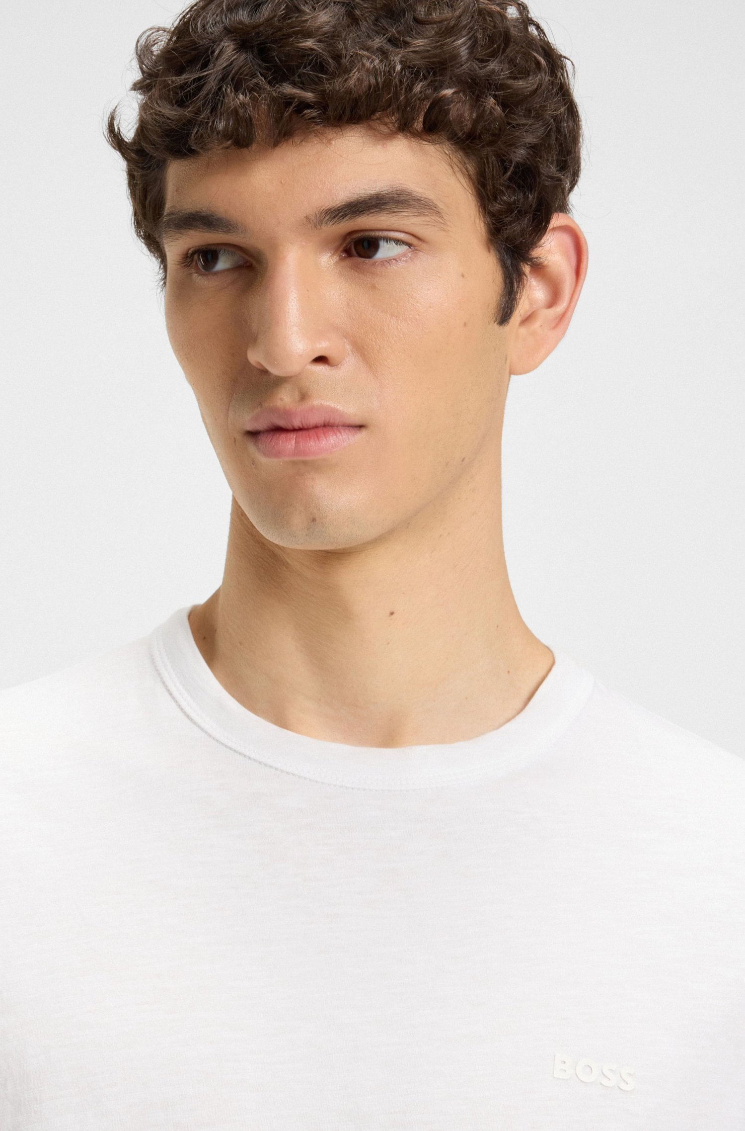 CAMISETA REGULAR FIT DE ALGODÓN FLAMEADO CON DETALLE DE LOGO PLAYERA REGULAR FIT HOMBRE