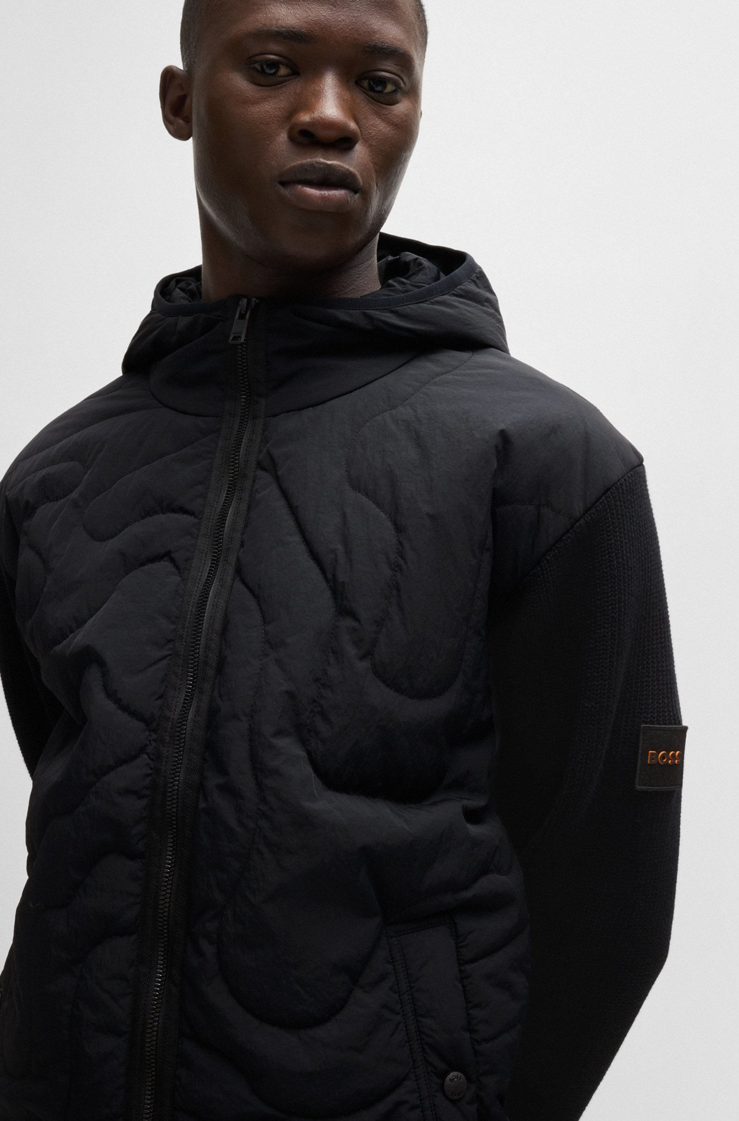 CAZADORA ACOLCHADA RELAXED FIT EN MEZCLA DE MATERIALES CHAMARRA TEJIDA RELAXED FIT HOMBRE