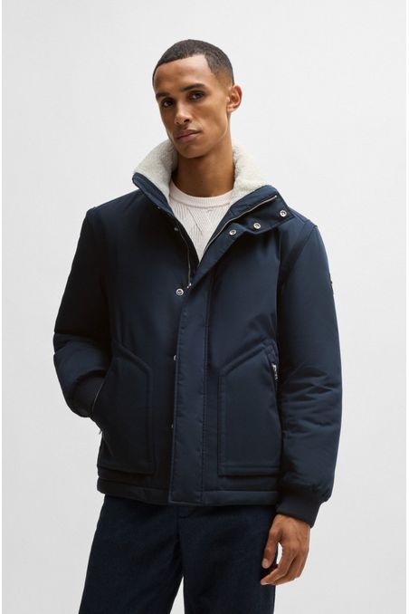 CHAQUETA REPELENTE AL AGUA CON CUELLO DE IMITACIÓN DE PIEL CHAMARRA REGULAR FIT HOMBRE