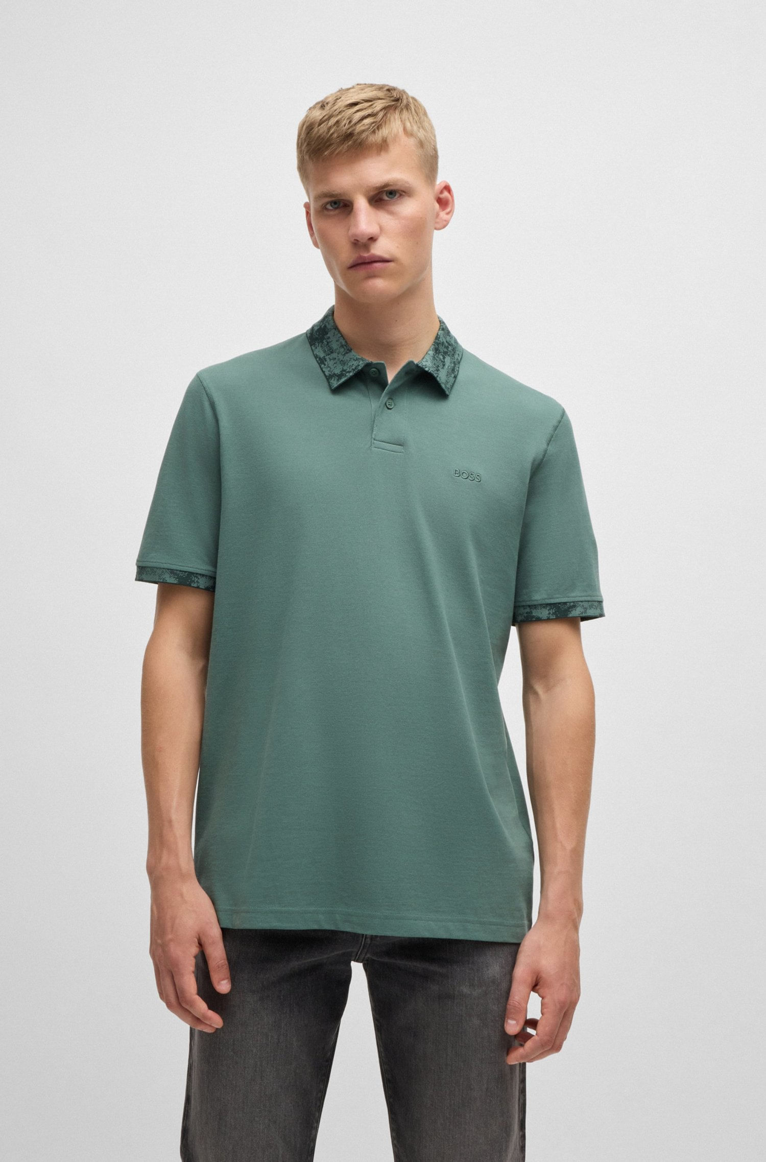 POLO DE PIQUÉ DE ALGODÓN CON RIBETES ESTAMPADOS DE CAMUFLAJE POLO REGULAR FIT HOMBRE